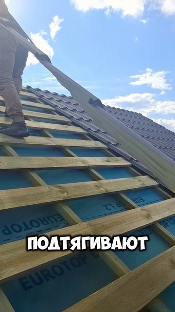 Как поднять металлочерепицу на крышу дома. #СтроительствоДома #Крыша #Кровля Монтажметаллочерепицы