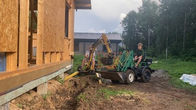Снимаем грунт под отмостку