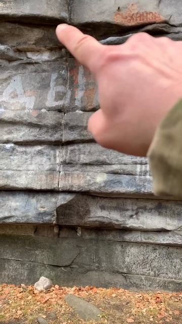 Раскрывает обман и открывает людям истину