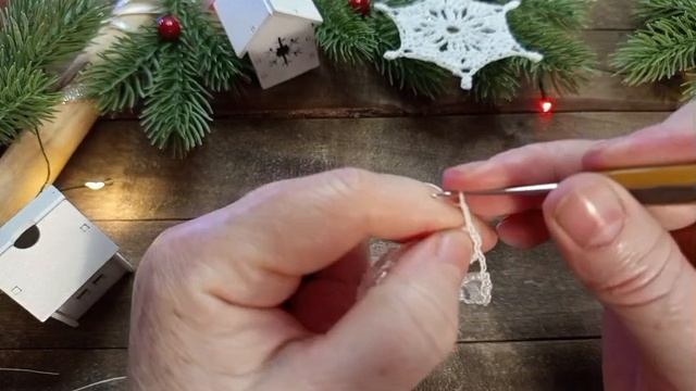 Вяжем ёлочный шарик крючком