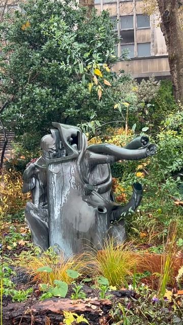 Антиформы чужих у всех на глазах..