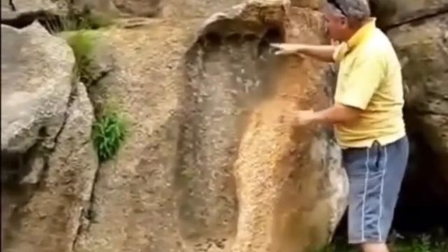 В Китае турист наткнулся на огромный след ступни, запечатлённый в окаменевшей породе