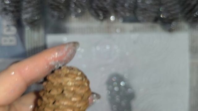 Сделала новогодние игрушки шишки своими руками.Дешевои красиво.