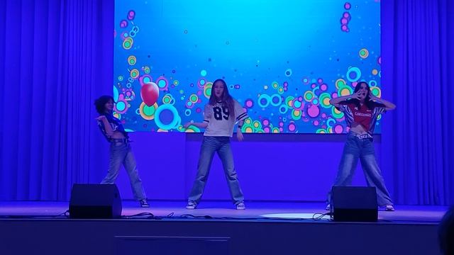 С Днем Матери поздравляют девчонки 8А!.mp4