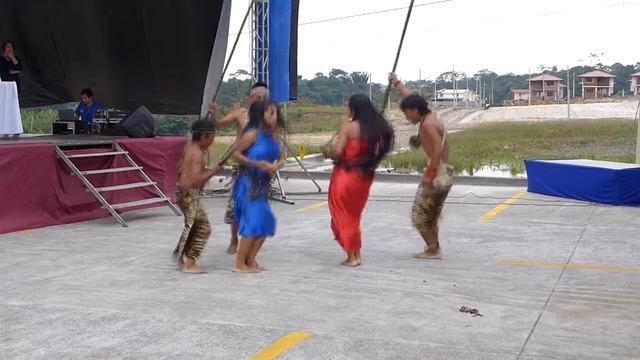 Presentation-dance-Shuar 2014
