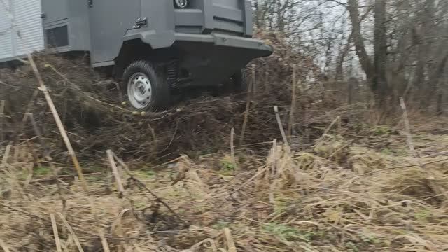 Броневик перепрыгивает через завал