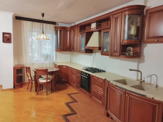 Продаю квартиру в 5-этажном кирпичном доме 2002-го года постройки 5-ти минутах от Татнефть-Арены.