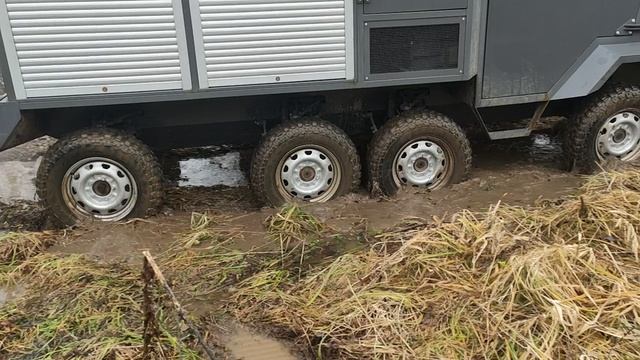 Броневик решил помыть колесики в малюсеньком болотце