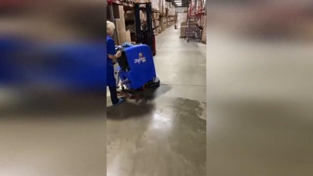 Метлана М50 поломоечная машина на складе торгового центра г. Москва