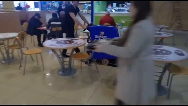Метлана М50 поломоечная машина на фуд корте торгового центра