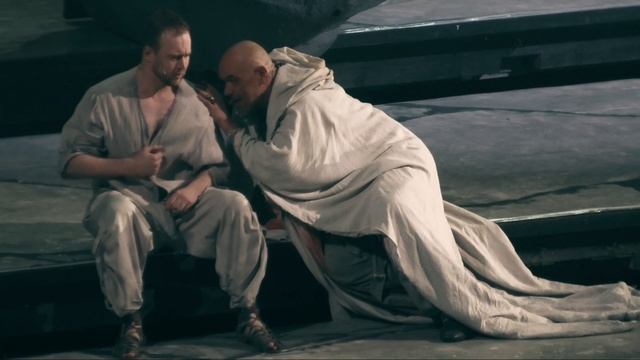 Максим Аверин в спектакле 