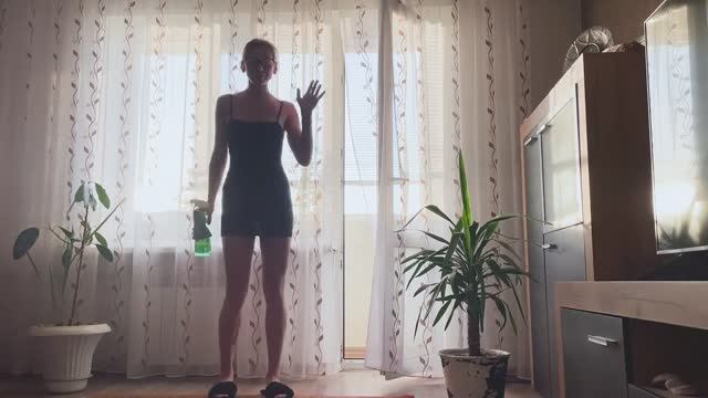 ❤️  Убираюсь дома в прозрачном платьице