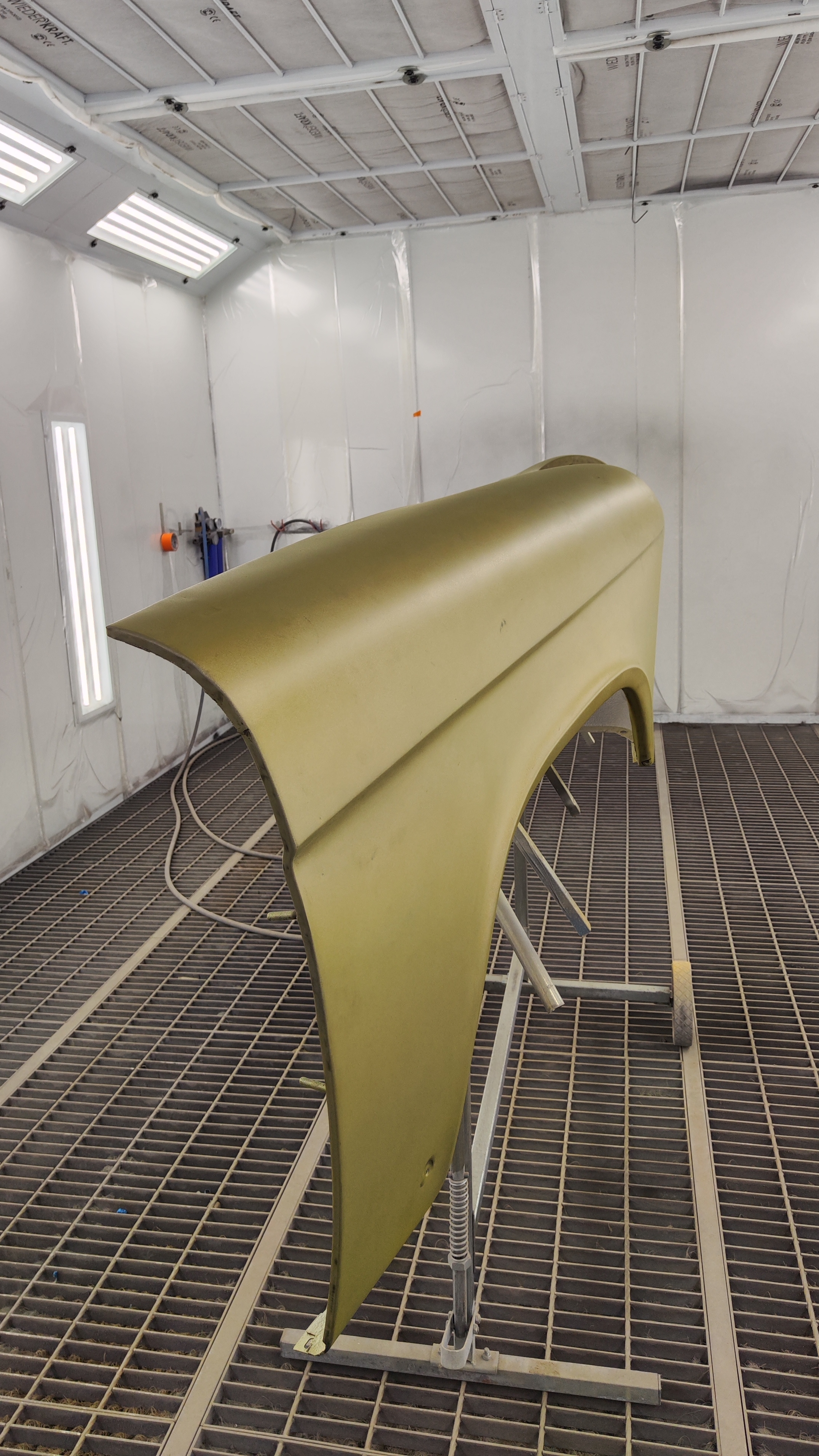 Грунтование детали перед нанесением шпаклевки