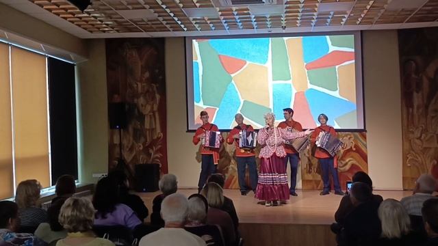 Показ мод и концерт народных песен и баянистов