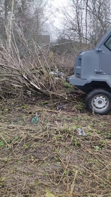 Броневик расчищает старую дорогу