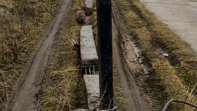 Александр Копытов заставляет свой вездеход Маргинал притащить сломанный железобетонный столб