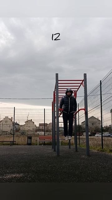 Workout: 25 Push-ups On Bars