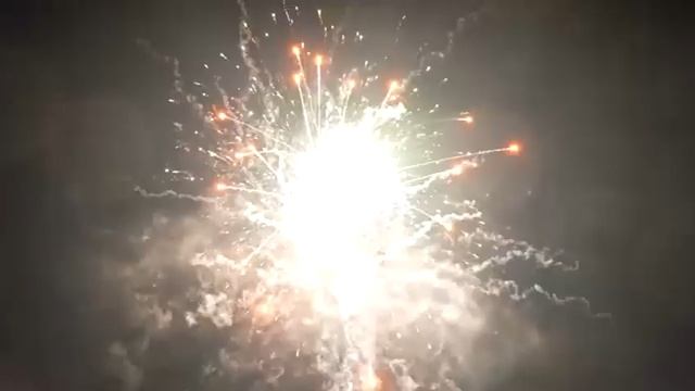 Батарея салютов FP-B131 DELUXE 92*1-1,2