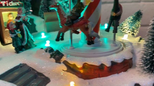 слева елка, справа карусель(новогодние композиции)