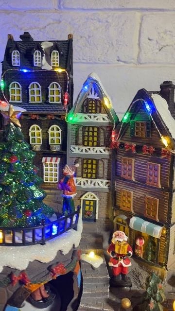 пять домиков и елка в центре