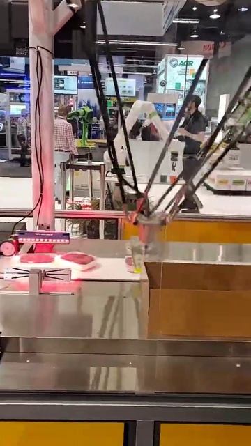 Выгрузка упаковок с мясным продуктом в гофротару