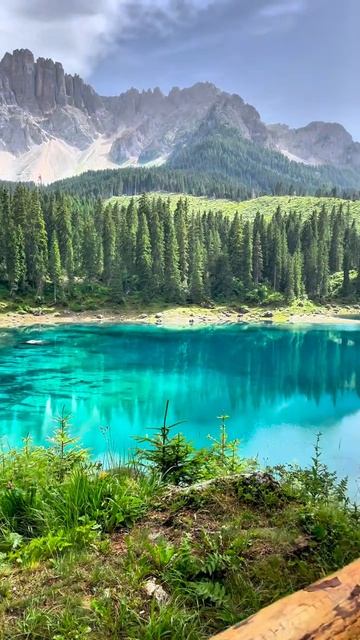 Озеро Лаго-ди-Карецца в итальянских Доломитах называют «Радужным озером»