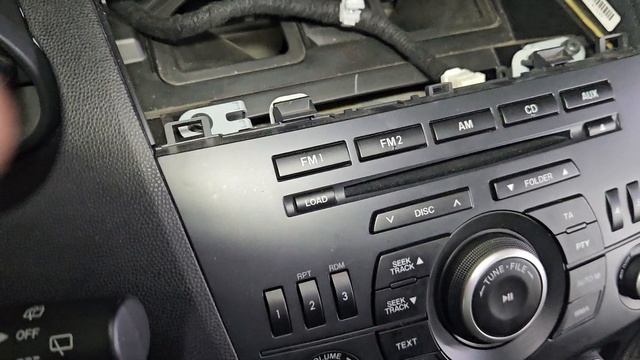 Как снять штатную магнитолу Мазда 3 2008 2009 2010 2011 2012 2013 года