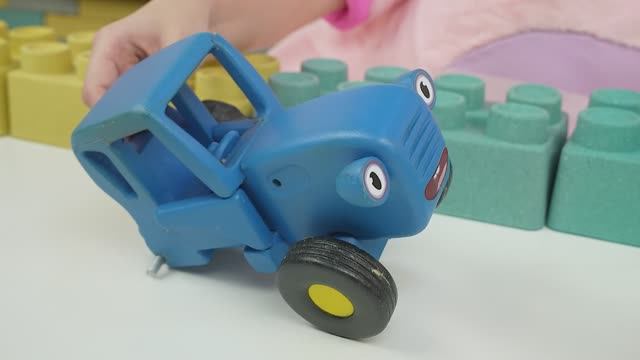 Синим Трактор и Ёж - Гонки на скорость - Кукутики Плей со Свинкой Няшей