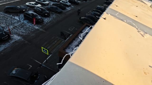 Оформили к Новому году фасад ТЦ 