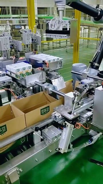 Выгрузка упаковок сока  или молока в гофротару с помощъю коллаборативного робота