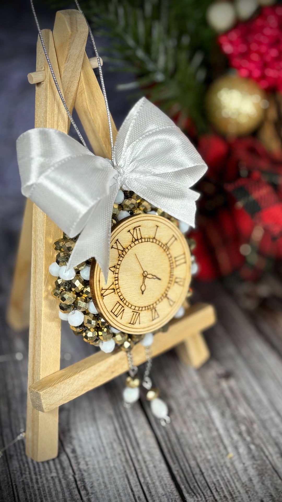 Новогодняя игрушка «Часы» из бусин