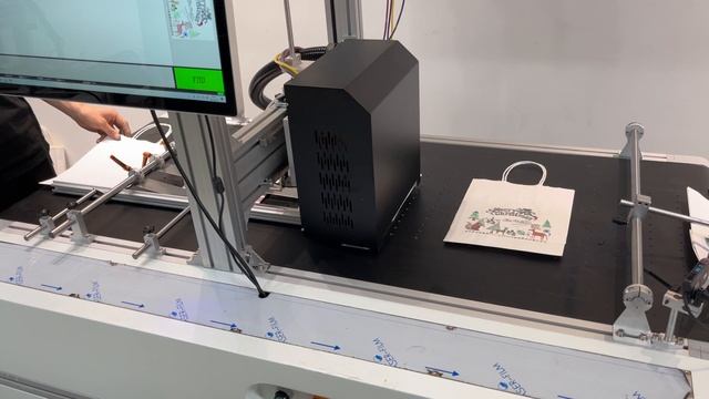 Полуавтоматическая цифровая печатная машина для печати мешков и пакетов - в работе
