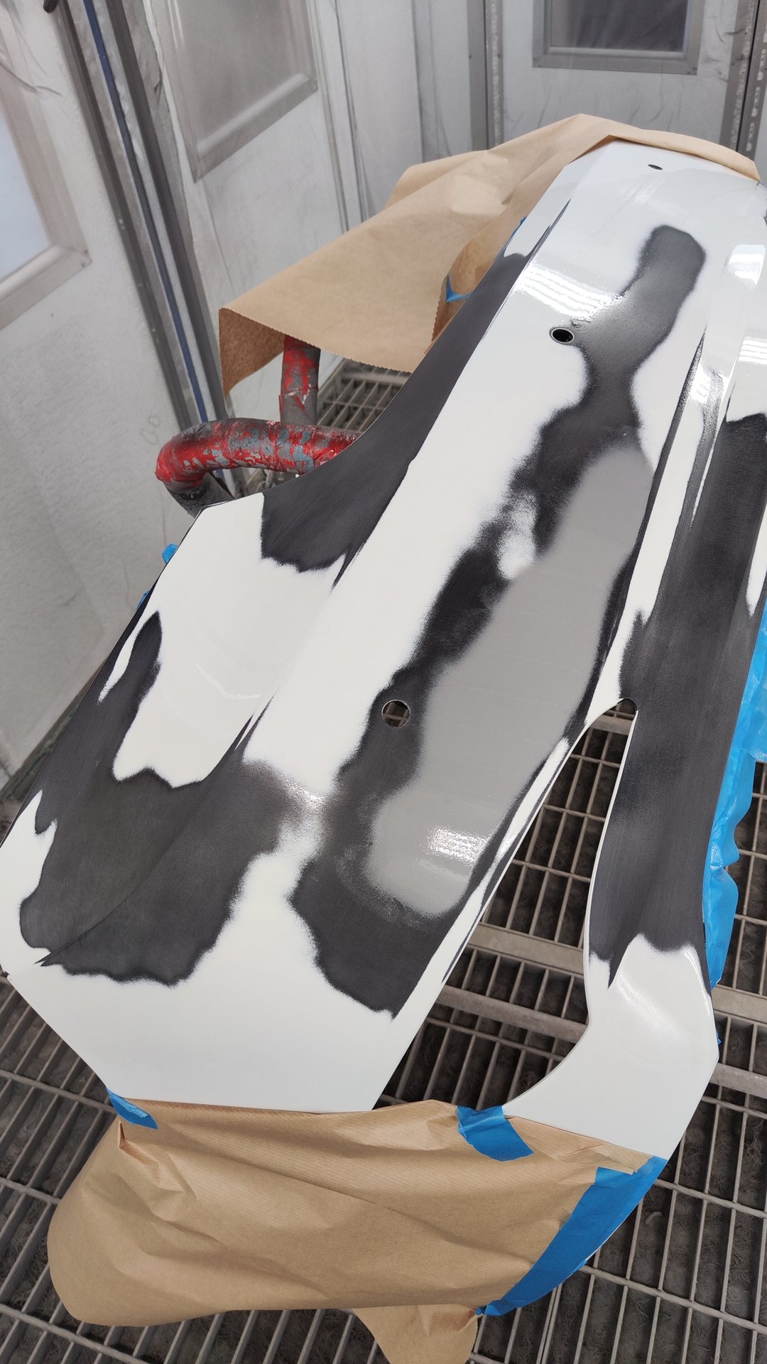 Нанесение адгезионного грунта на бампер