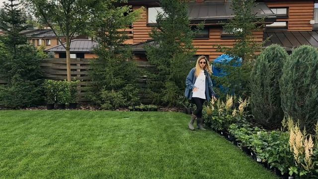 Ландшафтный дизайн участка 12 соток на Новой Риге Сад с хвойными и цветущими растениями через 3 года