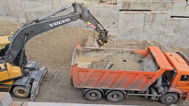 Вывоз временной насыпи при строительстве подпорных стен на Адмирала Октябрьского