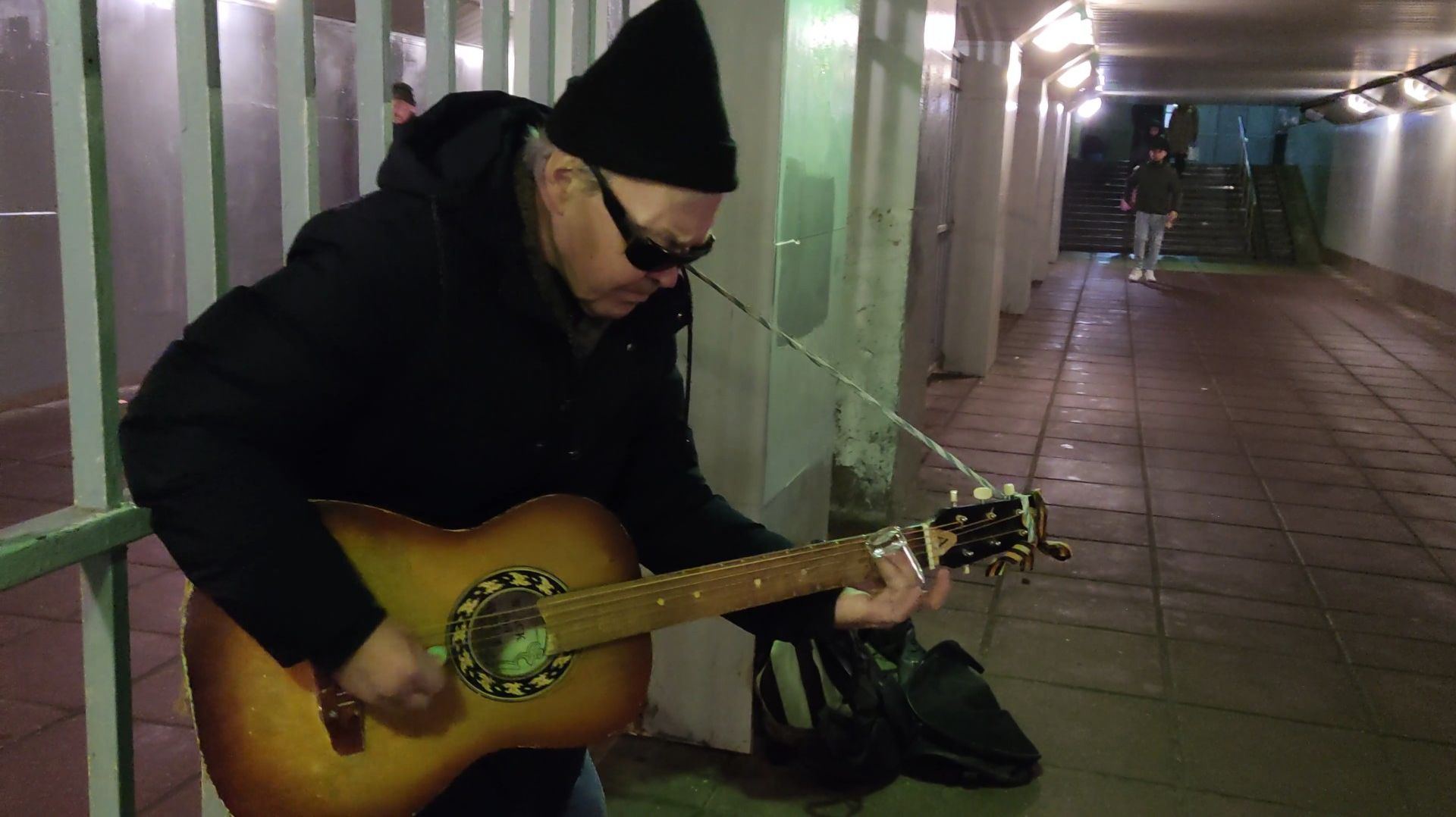 Прикинулся бомжом и играет в подземном переходе