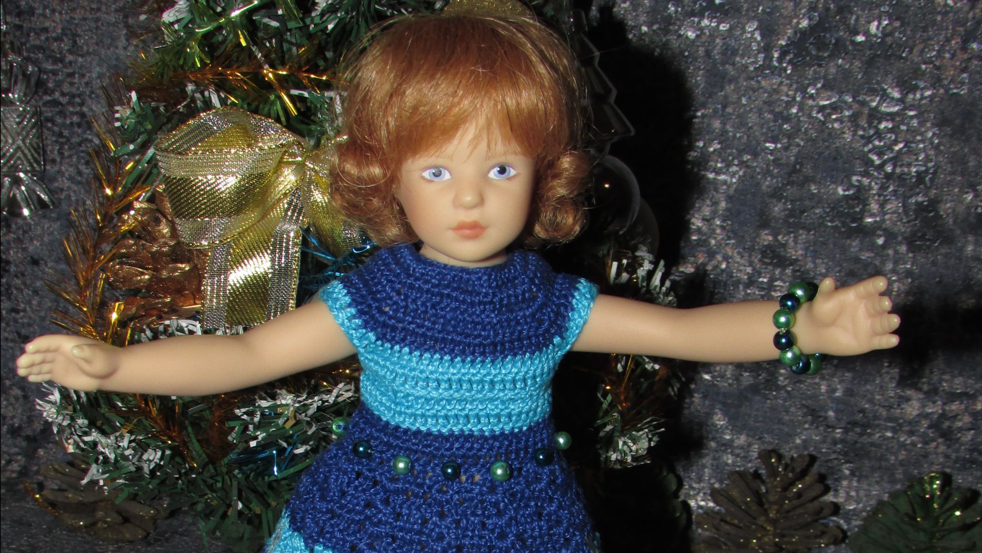 Вязаное платье «С Новым 2026 годом» на кукол Хейди Плюсчок 22 см ( Heidi Plusczok 22 см ).