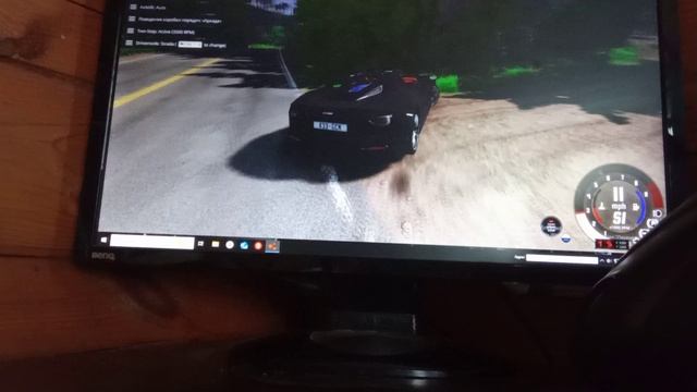 машина быстрая врезается в дерево на огромной скорости.