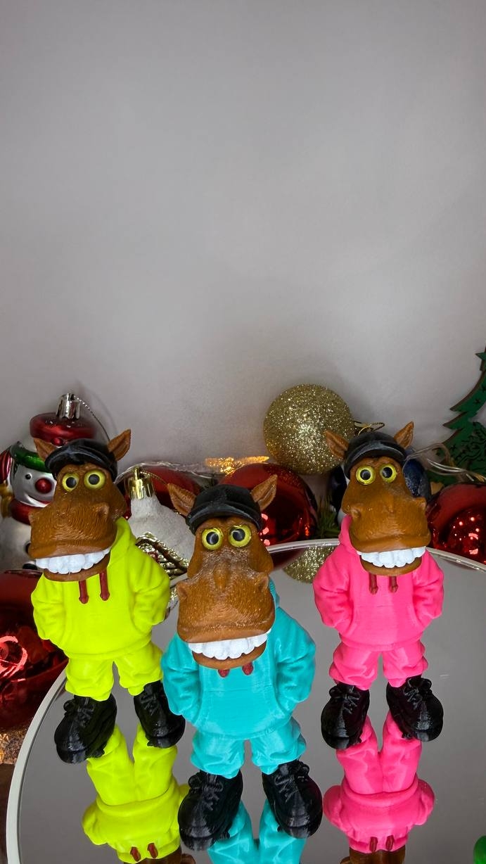 Рубрика: «Покажи цвет на изделии» 🐎  На видео —кони, напечатанные из нашего PETG от компании SIBFIL