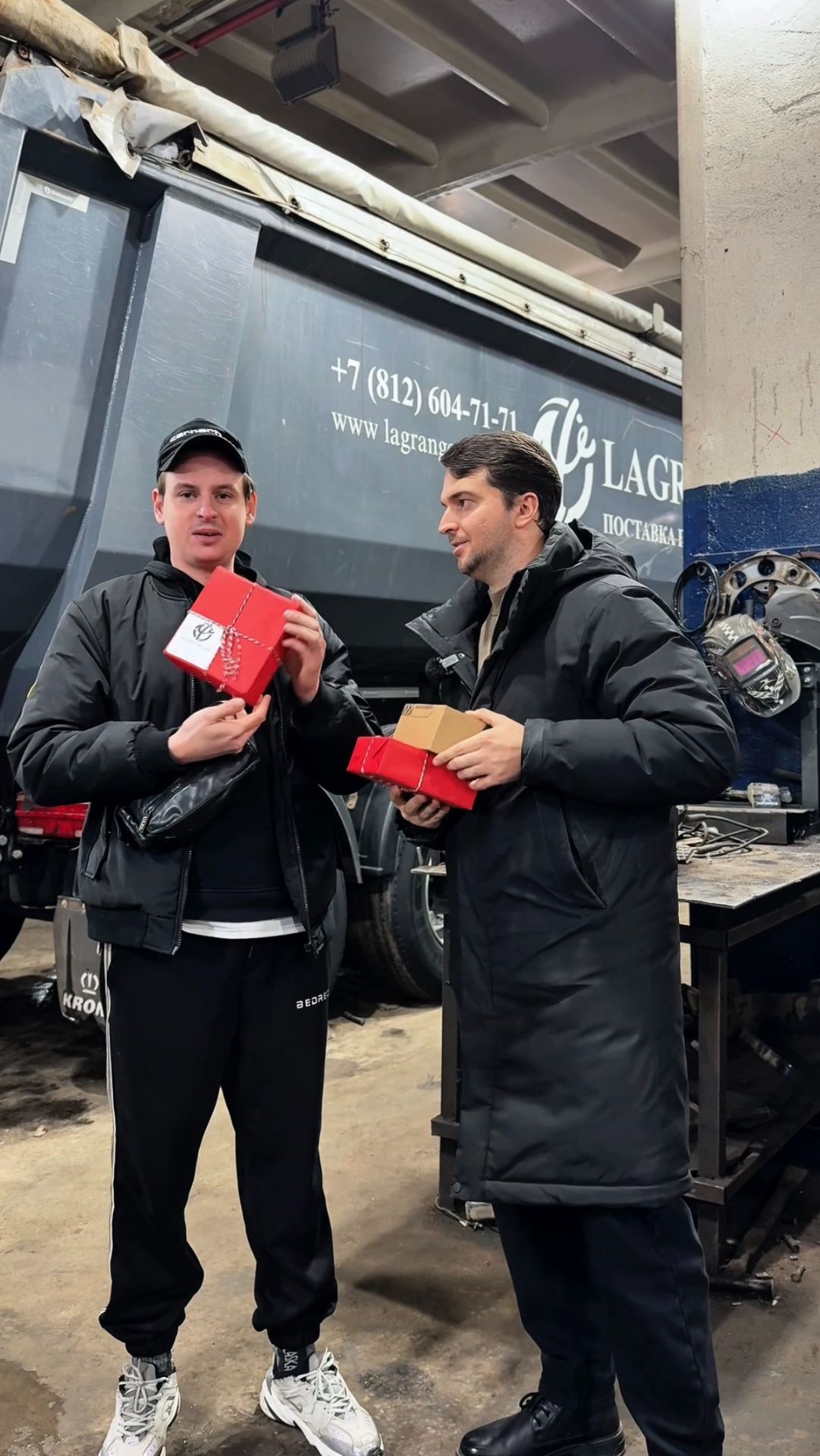 Мы провели собрание и вручали подарки нашим водителям!