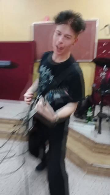 Посмотрите, как кайфует наш гитарист Арсений во время исполнения одной из песен!