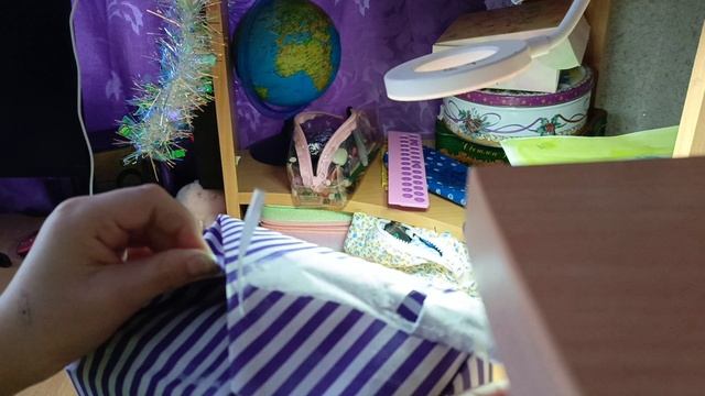 я распаковала коробку из школы.