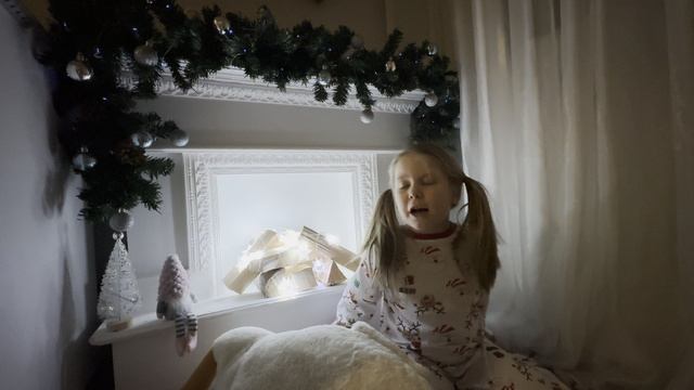 Аврора читает стих С.Маршака, с любовью к снежному декабрю