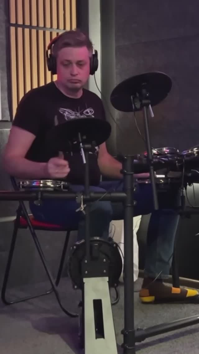 Пишем корпоративный трек. На студии Вячеслава Мерцалова.