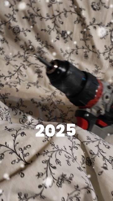 С Наступающим! Сны 😂😂 шуруповерта при температуре 40 #юмор #стройка #новыйгодблизко #снаступающим