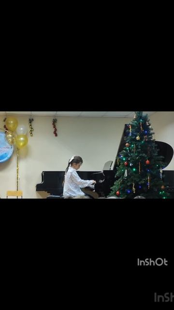 Играем с Соней Польку на концерте в музыкальной школе.