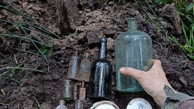 Нашел большую медицинскую бутыль.