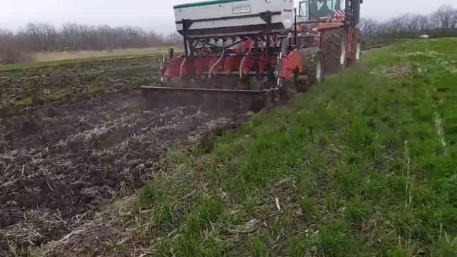 Внесение сухих гранулированных удобрений на глубину на глубокорыхлителе Агроспецмаш