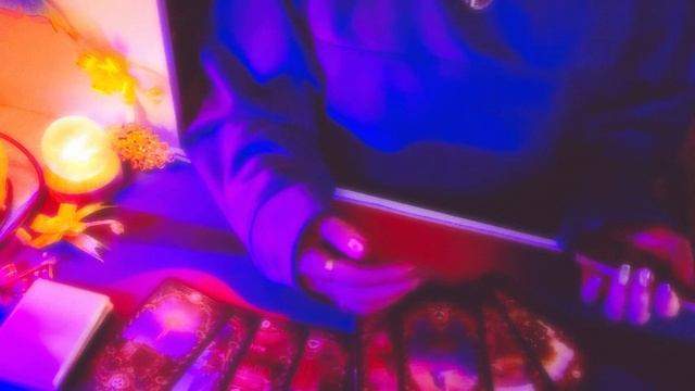 Персонаж выделенный, в какой оппозиции