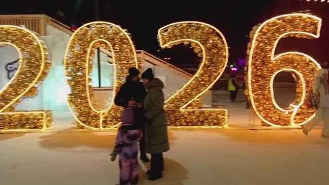 Ледовый городок и главная Ёлка на главной площади..